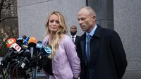 Aktris film dewasa, Stormy Daniels memberi keterangan kepada wartawan saat ia keluar dari Pengadilan Distrik Selatan New York (16/4). (Drew Angerer/Getty Images/AFP)