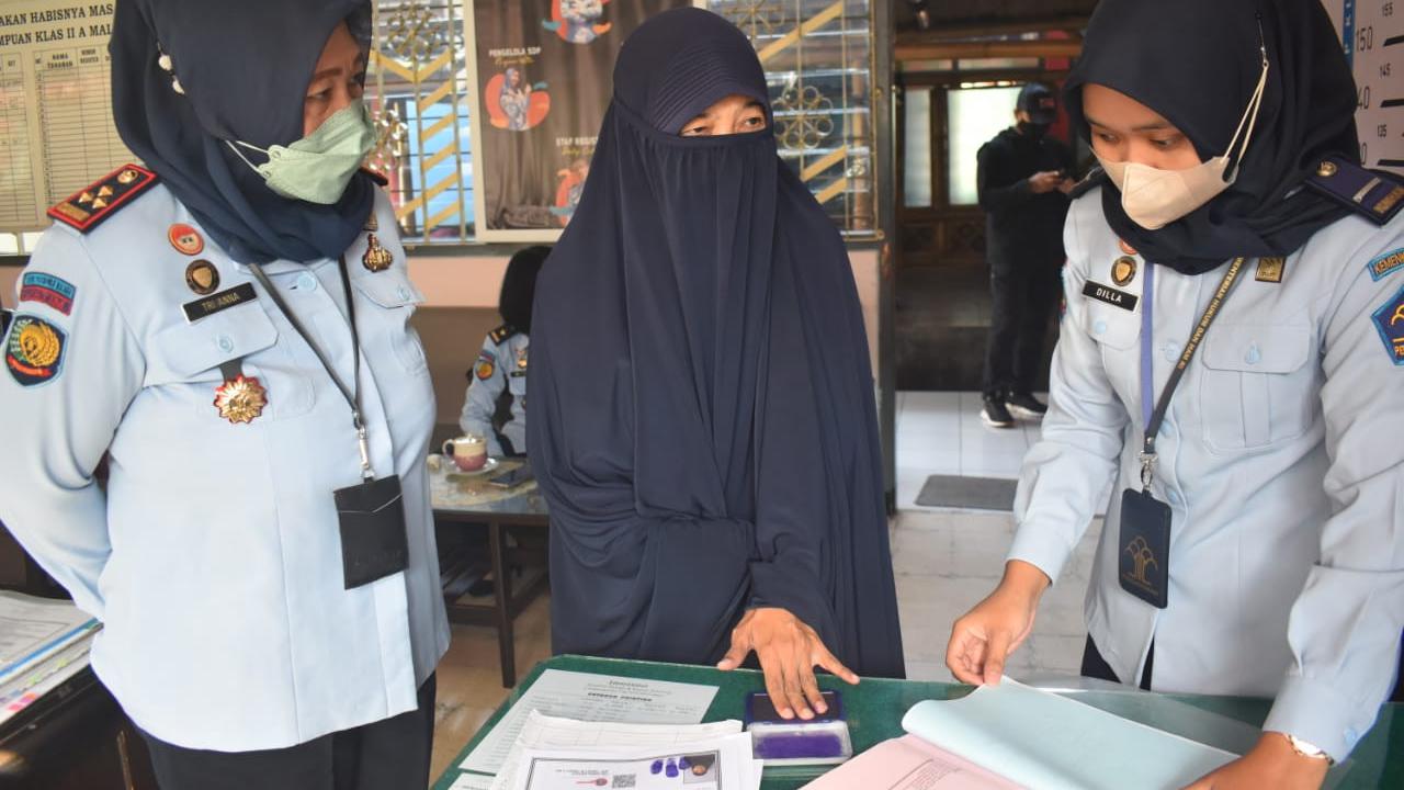 Seorang napi terorisme bebas dari Lembaga Pemasyarakatan (Lapas) perempuan di Malang. (Dian Kurniawan/Liputan6.com)