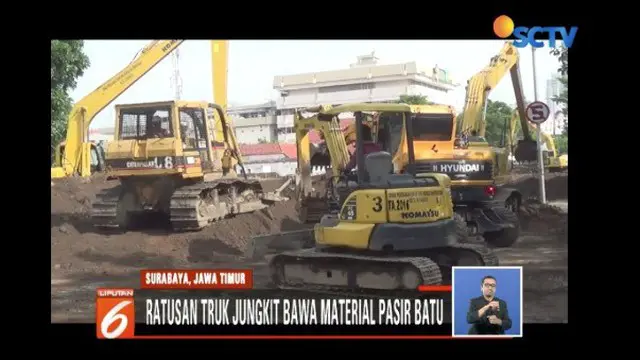 Pemkot Surabaya terjunkan ratusan truk jungkit berisi material pasir batu untuk menimbun bagian Jalan Gubeng yang ambles.