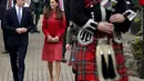 Duke of Cambridge, Pangeran William bersama istrinya Catherine Elizabeth Middleton, berkunjung ke Crieff, Skotlandia, (29/5/2014). (REUTERS/Andrew Milligan)