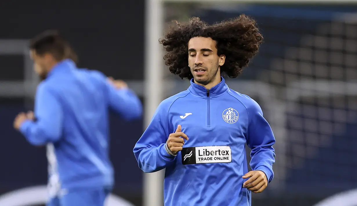 Bek Getafe, Marc Cucurella  melakukan pemanasan saat sesi latihan di Veltins-Arena di Gelsenkirchen, Jerman, Selasa, (4/8/2020). Getafe akan bertanding melawan Inter Milan pada babak 16 besar Liga Europa di Veltins Arena. (Lars Baron / Pool via AP)