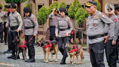 Team Polri untuk misi kemanusiaan internasional di Turki dan Suriah membawa anjing pelacak saat apel pelepasan di Mabes Polri Jakarta, Kamis (9/2/2023). Polri mengirimkan bantuan sebanyak 26 orang personel untuk misi kemanusiaan internasional gempa Turki dan Suriah, dengan tiga unsur yakni tim medis, DVI, dan K9. (Liputan6.com/Angga Yuniar)