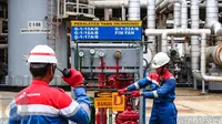 Petugas lapangan memantau Area Crude Distilation Unit (CDU IV) di kawasan kilang RU V Balikpapan, Kalimantan, Kamis (14/05). Kapasitas RU V sebesar 260 MBSD dihasilkan dari Balikpapan 1 dan 2. (Liputan6.com/Fery Pradolo)