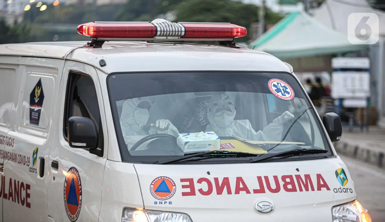 Ambulans membawa pasien COVID-19 ke Rumah Sakit Darurat Wisma Atlet, Kemayoran, Jakarta, Kamis (10/9/2020). Pemerintah menyiapkan 2.700 tempat tidur di RSD Wisma Atlet untuk merawat pasien COVID-19 dengan kondisi sedang dan ringan. (Liputan6.com/Faizal Fanani)