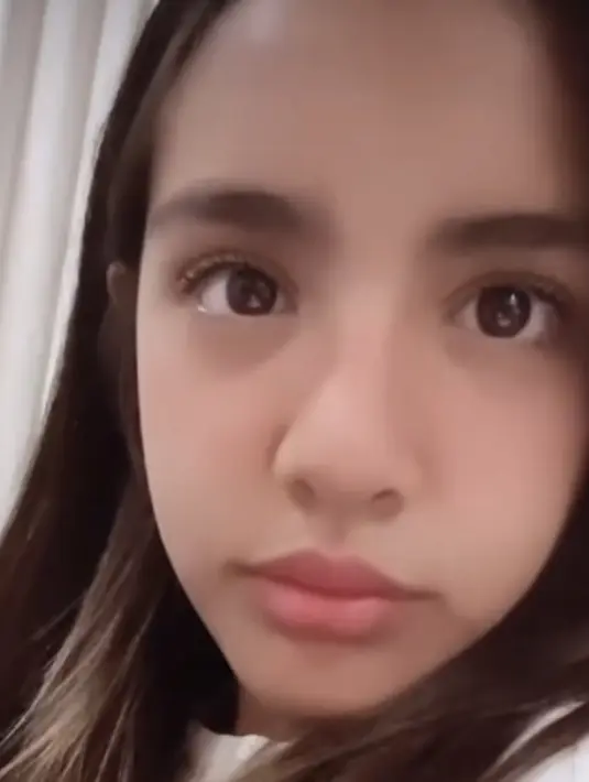 Wajahnya pun tampil natural sesuai dengan usianya. Dalam unggahan Nia Ramadhani, Mikhayla melakukan lash filler untuk membuat bulu matanya lentik. [@ramadhaniabakrie]