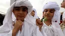 Sejumlah anak-anak mengikuti ritual agama Sabean di kota Kurdi, Khabat, Irak (19/5). Agama Sabean dikenal juga dengan nama Mindean. Agama ini sudah ada sebelum agama Kristen masuk ke Irak. (AFP/Safin Hamed)