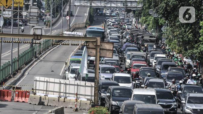 Kendaraan terjebak macet akibat penutupan Underpass Senen, Jakarta, Rabu (1/7/2020). Dishub DKI menutup ruas Underpass Senen dari arah Jalan Letjen Suprapto menuju Simpang Senen hingga akhir Juli 2020 guna memperlancar proyek pembangunan Underpass Senen Extension. (merdeka.com/Iqbal S. Nugroho)