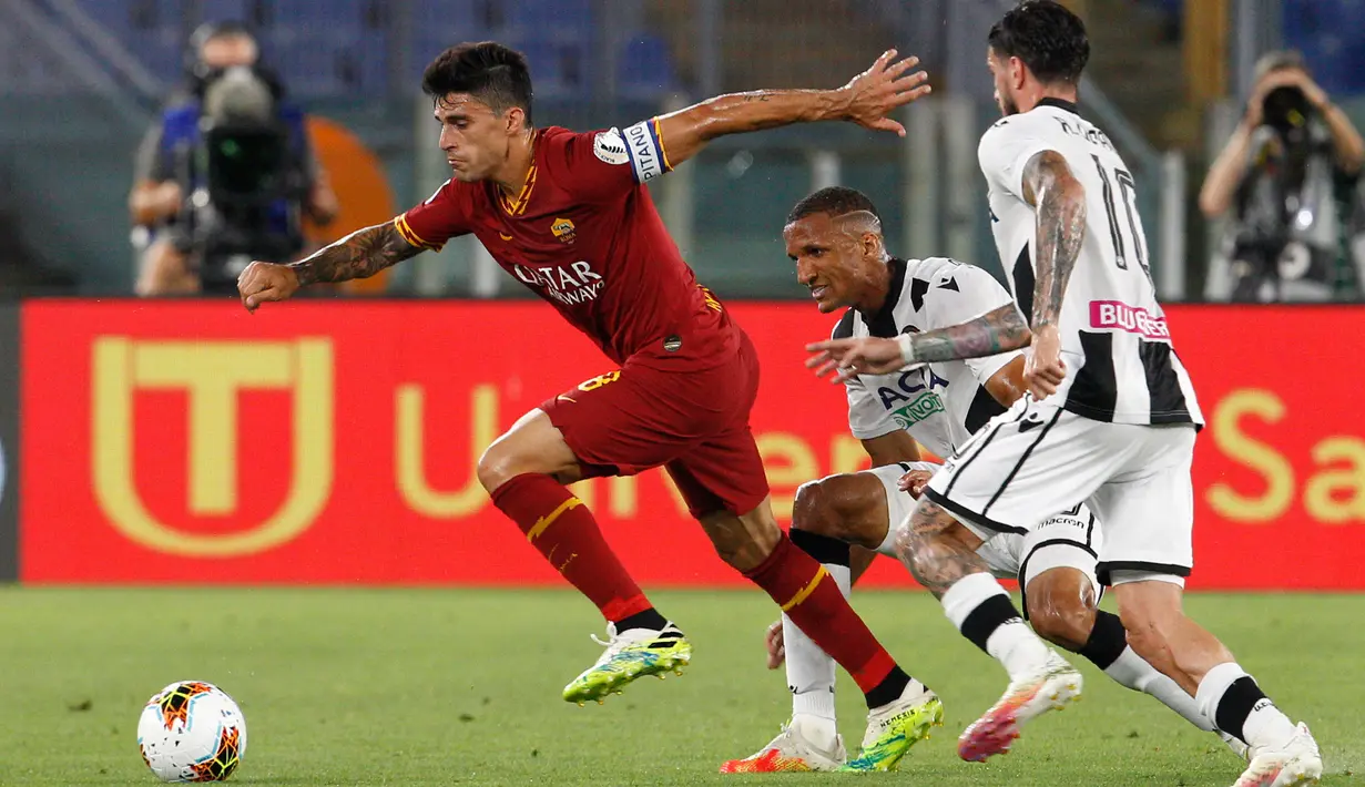 Gelandang AS Roma, Diego Perotti menggiring bola dari kejaran pemain Udinese Rodrigo Becao dan Rodrigo De Paul  pada pertandingan lanjutan Liga Serie A Italia di stadion Olimpiade Roma, Italia (2/7/2020). Roma takluk 0-2 atas Udinese. (AP Photo/Riccardo de Luca)