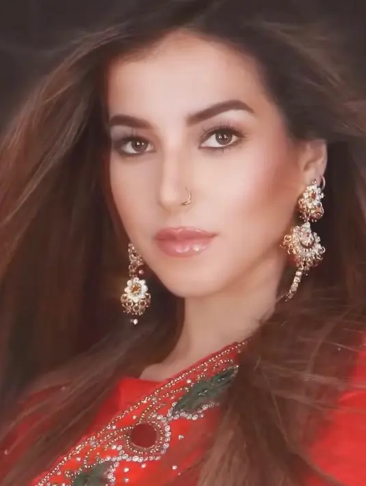 Diiringi lagu India, wanita 29 tahun itu berpose ala film-film Bollywood dengan menambahkan efek tertiup angin. (Instagram/tasyafarasya).