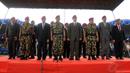 Menteri Pertahanan Jenderal TNI (Purn) Ryamizard Ryacudu (keempat dari kiri) bersama para petinggi dan sesepuh Korps Marinir bersiap menerima penghormatan di Lapangan Kesatrian Marinir Cilandak, Jakarta, (9/12/2014). (Liputan6.com/Helmi Fithriansyah)