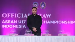 Undian yang dilakukan Jumat 6 Maret 2026 di SCTV Tower, Jakarta, menghasilkan Indonesia berada di Grup A. Tampak dalam foto, anggota Exco Persatuan Sepak Bola Seluruh Indonesia (PSSI), Muhammad, bersiap melakukan pengundian fase grup Piala AFF U-17 2026 yang digelar di SCTV Tower, Jakarta, Jumat (6/3/2026). (Bola.com/Bagaskara Lazuardi)
