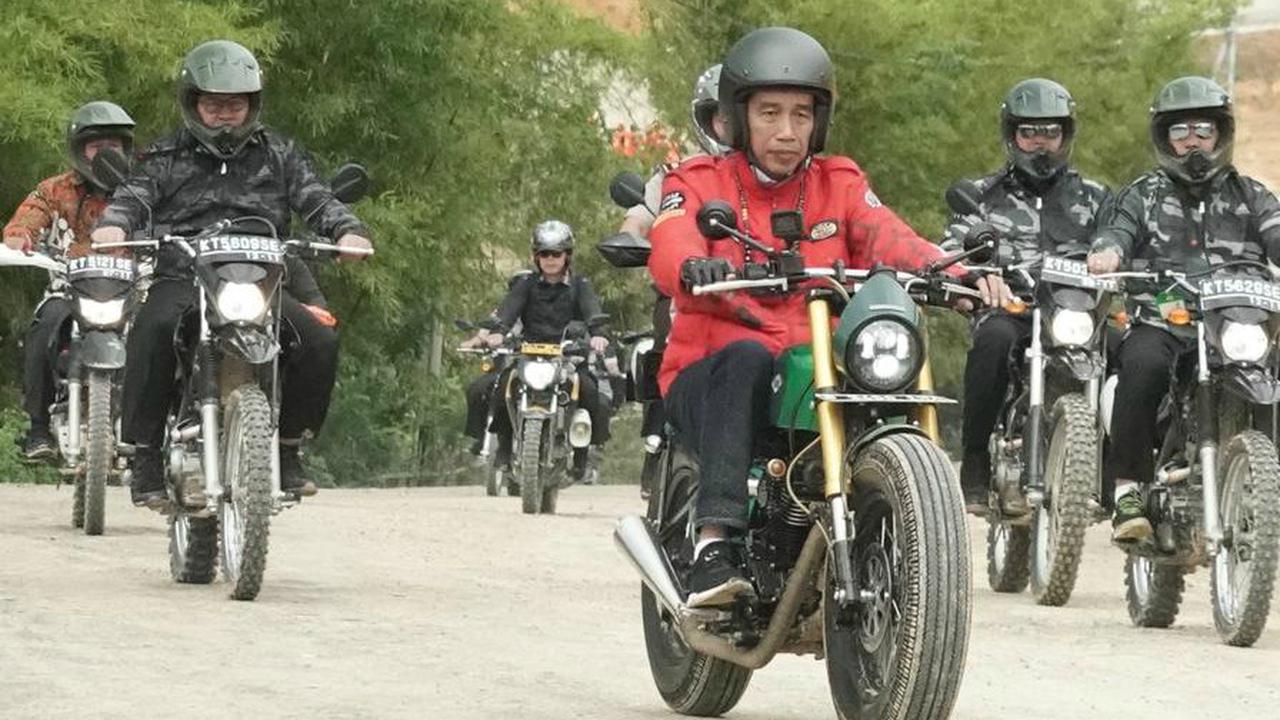 Presiden Jokowi menaiki motor menjajal jalan perbatasan trans-Kalimantan di Kecamatan Krayan, Kabupaten Nunukan, Provinsi Kalimantan Utara, Kamis (19/12/2019)