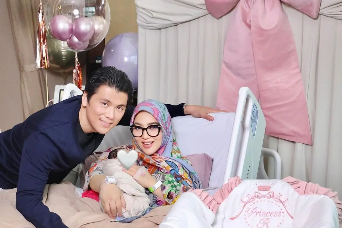 6 Gaya Mahal Syahrini Momong Princess R, Serba Hermes dari Selimut Rp19 Juta hingga Tas Rp700 Juta-an