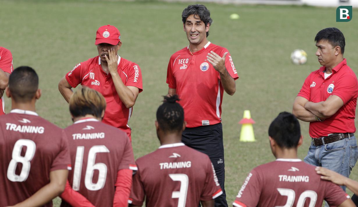 Pelatih Persija Jakarta, Stefano Cugurra Teco, memberikan arahan saat latihan jelang laga Liga 1 di Lapangan ABC, Senayan, Jakarta, Sabtu (08/12). Persija akan berhadapan dengan Mitra Kukar. (Bola.com/M Iqbal Ichsan)