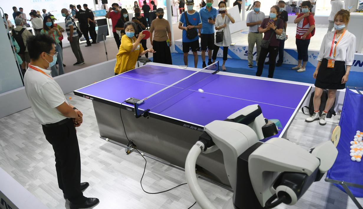 Robot "Pong Bot" bermain tenis meja dengan seorang pengunjung di area ekshibisi komprehensif dalam Pameran Perdagangan Jasa Internasional China (China International Fair for Trade in Services/CIFTIS) 2020 di Beijing, ibu kota China, pada 7 September 2020. (Xinhua/Lu Peng)