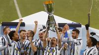 Para pemain Juventus melakukan selebrasi usai menjuarai Piala Super Italia di Stadion Mapei, Rabu (20/1/2021). Juventus menang dengan skor 2-0 atas Napoli. (AP/Antonio Calanni)