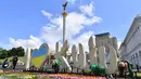 Pekerja menanam bunga di Independence Square menjelang final Liga Champions antara Real Madrid dan Liverpool FC, Kiev, Ukraina, Senin (21/5). Final Liga Champions akan berlangsung pada 26 Mei 2018. (Sergei SUPINSKY/AFP)