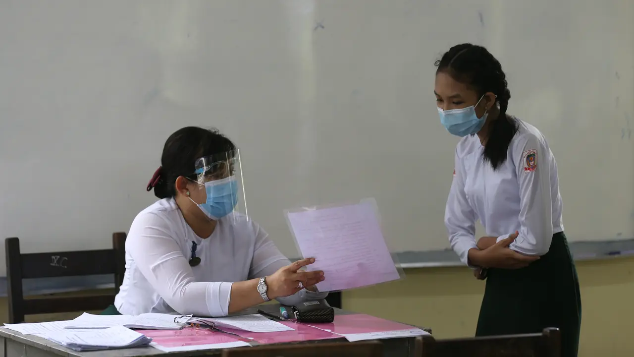 Potret Para Siswa di Myanmar Daftar Sekolah Ajaran Baru