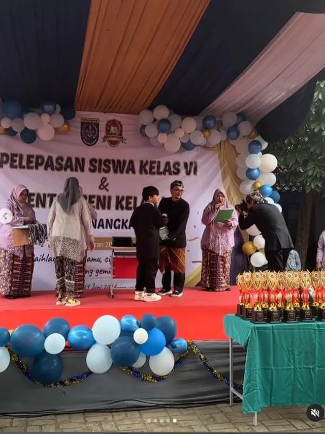6 Momen Kelulusan SD Anak Daus Mini dan Yunita, Wajah Tampannya Curi Perhatian