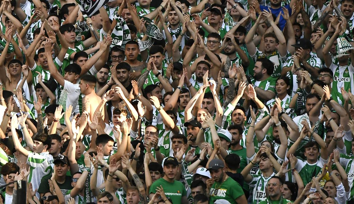 Pencapaian ini mengakhiri penantian panjang selama 21 tahun bagi para pendukung Real Betis untuk kembali bersaing di kompetisi kasta tertinggi Eropa tersebut. Partisipasi terakhir klub berjuluk El Glorioso ini di Liga Champions tercatat pada musim 2005-2006 silam. (AFP/Cristina Quicler)