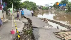 Rasa trauma juga masih dirasakan warga setempat, karena adanya jalan retak sepanjang 100 meter di samping Sungai Ciliwung lama ini.