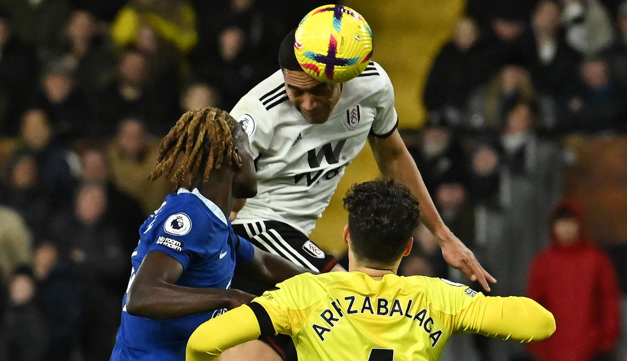 Fulham berhasil memanfaatkan keunggulan jumlah pemain dengan mencetak gol kedua ke gawang Chelsea pada menit ke-73. Gol dicetak oleh Carlos Vinicius melalui tandukan kepala memanfaatkan umpan silang Andreas Pereira. (AFP/Ben Stansall)