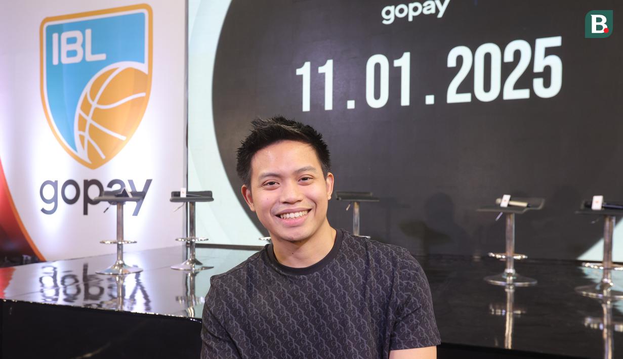 Pemain Pelita Jaya, Andakara Prastawa menghadiri acara Media Day IBL 2025 di KYZN Kuningan, Jakarta Selatan, Kamis siang (12/12/2024). (Bola.com/M Iqbal Ichsan)