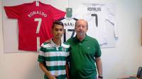 Martunis berpose di depan koleksi kostum Cristiano Ronaldo dan Nani (Facebook)