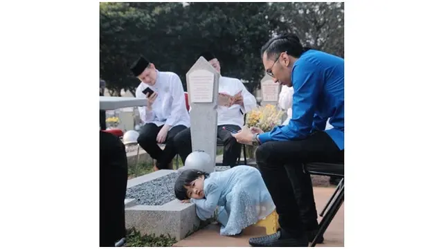 Momen Haru Gayatri di Pusara Ani Yudhoyono