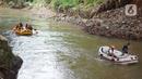 Anggota Federasi Arung Jeram Kota Depok (FAJI) berlatih di aliran Sungai Ciliwung, Depok, Jumat (26/6/2020). Latihan yang digelar tiga kali dalam seminggu itu diikuti atlet arung jeram Kota Depok serta anggota federasi lain yang menjadi calon atlet di masa depan. (Liputan6.com/Immanuel Antonius)