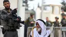Israel membatasi pergerakan warga Palestina di Tepi Barat dengan membangun hampir ratusan pos pemeriksaan dan gerbang besi. (Hazem BADER/AFP)
