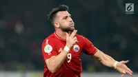 Pemain depan Persija, Marko Simic meluapkan ekspresi saat merayakan gol yang dicetaknya ke gawang Tampines Rovers pada penyisihan grup H Piala AFC 2018 di Stadion GBK, Jakarta, Rabu (28/2). Persija unggul 4-1. (Liputan6.com/Helmi Fithriansyah)