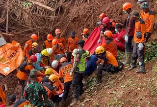 Tim SAR gabungan mengevakuasi jenazah korban longsor Cibeunying, Majenang, Cilacap pada hari ketiga pencarian, Sabtu (15/11/2025). (Foto: Liputan6.com/Basarnas Cilacap)