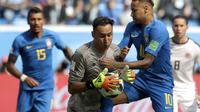 Kiper Kosta Rika, Keylor Navas, menangkap bola saat pertandingan melawan Brasil pada laga Piala Dunia di Stadion Saint-Petersburg, Jumat (22/6/2018). Brasil menang 2-0 atas Kosta Rika. (AP/Petr David Josek)