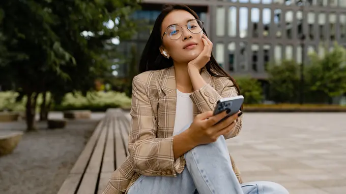 wanita juni bertopang dagu