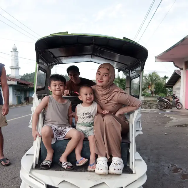 6 Potret Kegiatan Rey Mbayang di Kampung Halaman, Mudik Lebaran Bareng Anak dan Istri