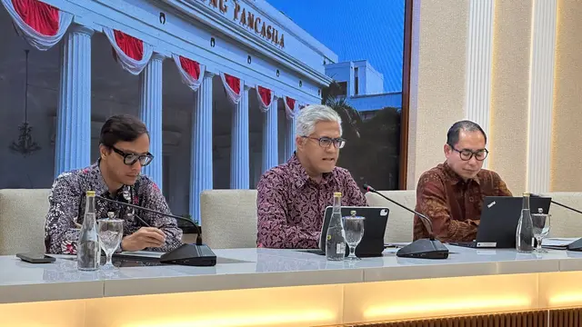 Direktur Pelindungan WNI Kemlu RI Judha Nugraha (kanan) dalam pernyataan pers di Kemlu RI, Kamis (24/4/2025). (Liputan6.com/Benedikta Miranti)