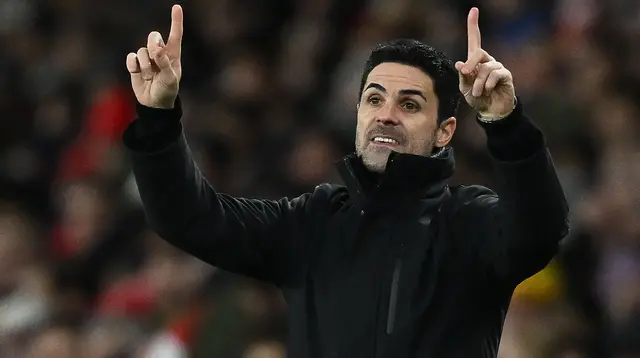 Pelatih Arsenal, Mikel Arteta saat ini tengah menjalani musim ke-5 membesut The Gunners di Premier League musim 2023/2024. Ia mulai mengarsiteki Arsenal setelah meninggalkan posisinya sebagai asisten Pep Guardiola di Manchester City pada tengah musim 2019/2020 menggantikan sang caretaker Freddie Ljungberg yang sebelumnya mengisi posisi Unai Emery yang dipecat. (AFP/Ben Stansall)