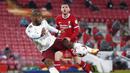 Striker Arsenal, Alexandre Lacazette, mencetak gol ke gawang Liverpool pada laga Liga Inggris di Stadion Anfield, Senin (28/9/2020). Liverpool menang dengan skor 3-1. (Laurence Griffiths/Pool via AP)