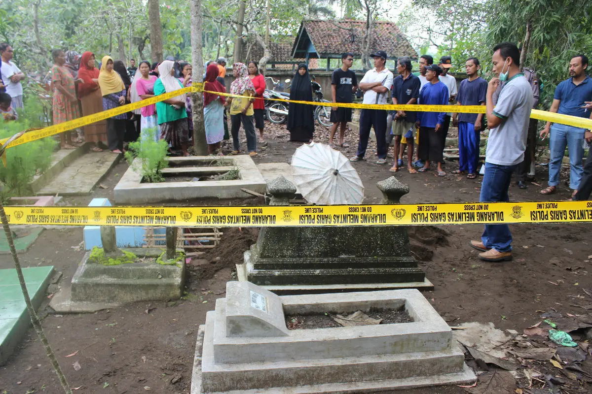 Polisi berhasil menangkap pelaku pencurian kain kafan dan tali pengikat jenazah bayi di TPU Mbeji, Cilacap. (Foto: Liputan6.com/Polres Cilacap/Muhamad Ridlo)