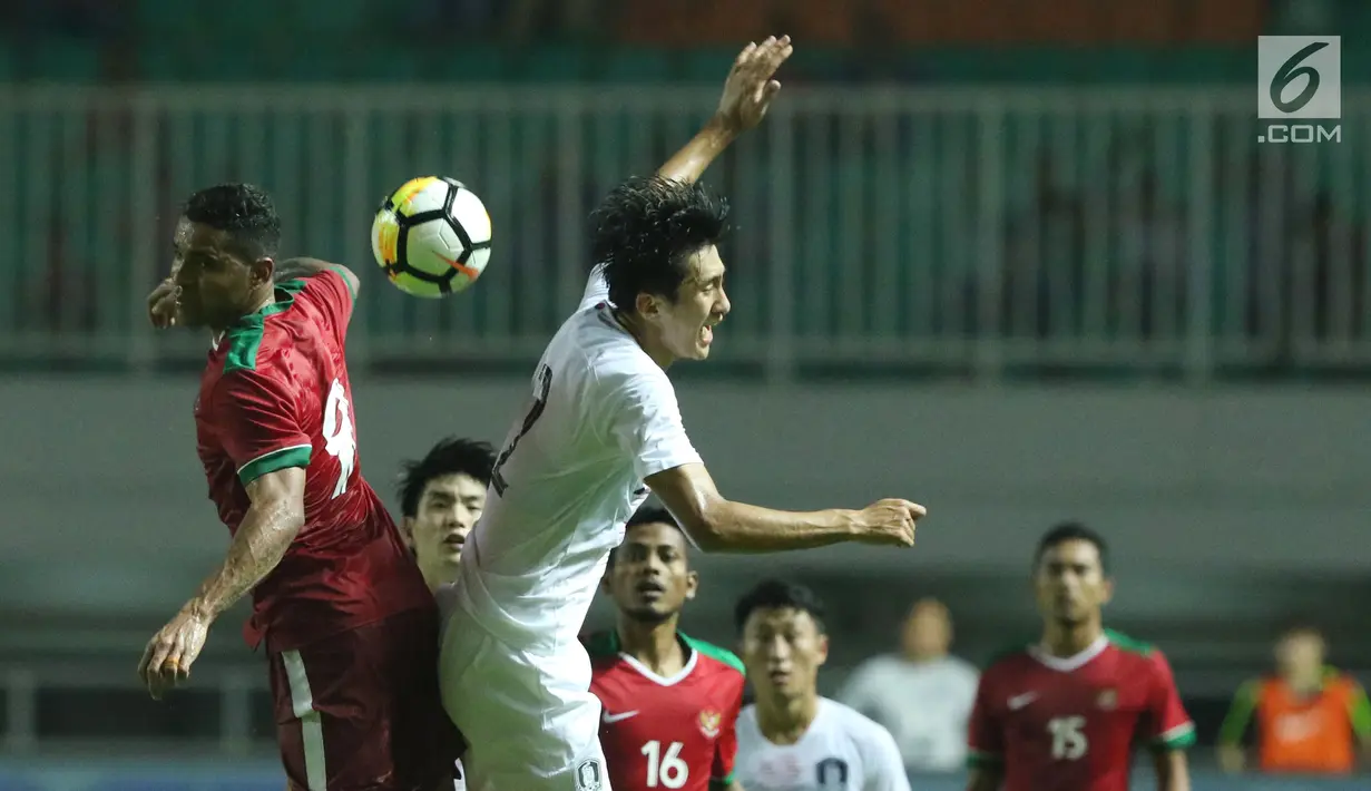 Pemain depan timnas Indonesia U-23, Alberto Goncalves (kiri) berebut bola atas dengan pemain Korea Selatan U-23, Kim Geonung pada laga persahabatan di Stadion Pakansari, Kab Bogor, Sabtu (23/6). Indonesia U-23 kalah 1-2. (Liputan6.com/Helmi Fithriansyah)