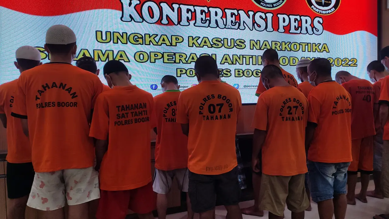 Polres Bogor panen tangkapan kasus narkoba menjelang Natal dan Tahun Baru (Nataru). Dari tanggal 16-25 November 2022, 40 tersangka ditangkap karena penyalahgunaan narkotika. (Liputan6.com/AchmadSudarno)