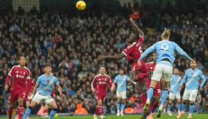 Momen Erling Haaland mencetak gol di laga Manchester City vs Liverpool di pekan ke-11 Liga Inggris 2025/2026 di Etihad Stadium, Minggu (09/11/2025). (AP Photo/Jon Super)
