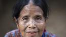 Generasi Terakhir Wanita  Dengan Wajah  Bertato di Burma 