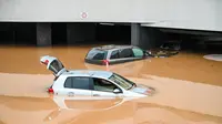 Ilustrasi mobil terendam banjir. (Foto: Shutterstock)