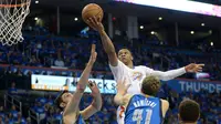 Guard Oklahoma City Thunder, Russell Westbrook, dihadang tiga pemain Dallas Mavericks saat mencoba memasukkan bola ke dalam jaring pada gim kelima babak pertama playoff NBA 2016, 25 April 2016. (USA TODAY Sports via Reuters/Mark D. Smith)