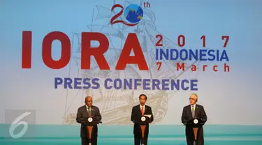 Ki-ka: Presiden Afrika Selatan Jacob Zuma, Presiden RI Joko Widodo dan PM Australia Malcom Turnbull saat memberikan keterangan pers terkait hasil KTT IORA 2017 di JCC, Jakarta, Selasa (7/3). (Liputan6.com/Angga Yuniar)