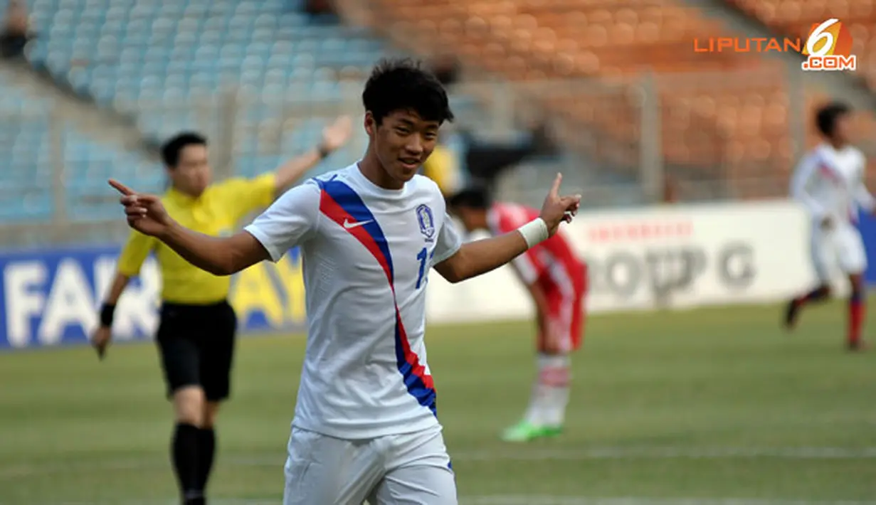 Pemain Korsel nomor 11, Hwang Hee Chan melakukan selebrasi usai mencetak gol ke gawang Laos (Liputan6/ Helmi Fithriansyah)