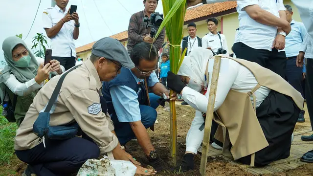 Peduli Bencana Abrasi Laut dan Rob, Peruri Serahkan Ratusan Pohon ke Warga Cemarajaya Karawang