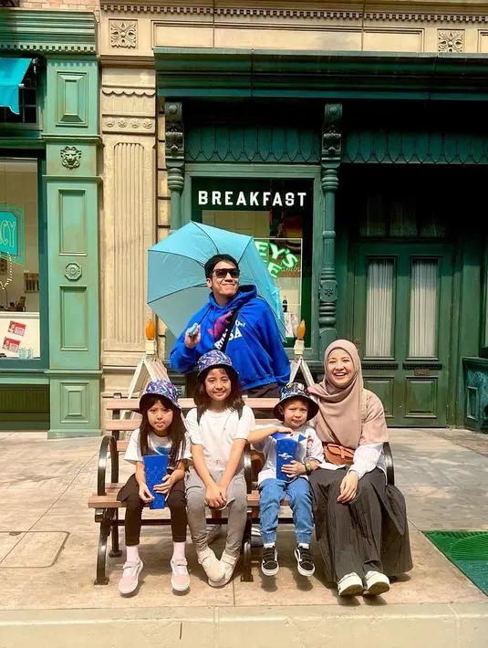 <p>"Yang mana yang manggil "desta desta!"," tulis lyrainhere. "temennya miskha yg manggil "desta.. desta" yg mana pak?," tulis _9anjarrrr. "Temen-temennya Miskha, &ldquo;Destaaaa&hellip;..Destaaaaa&hellip;..&rdquo;," tulis ezrafabian. "mana anak yang teriakin " Dessstaaaa"," tulis rahmatramadani77. [Instagram/desta80s]</p>